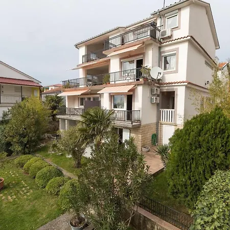In With Sea View, Terrace, Air Conditioning, Wi-fi Apartman *